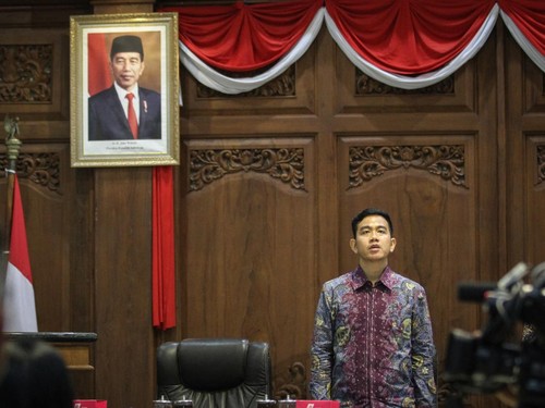 Isu pemakzulan Gibran Rakabuming Raka mencuat setelah putusan MK terkait ijazahnya, kini bola bergulir di DPR.