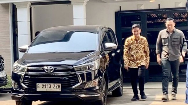 Wali Kota Solo Gibran Rakabuming Raka menghabiskan waktu sekitar satu jam bertemu Ketum Partai Demokrat Agus Harimurti Yudhoyono (AHY) di kediamannya.