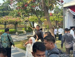 Iriana Acungkan Jempol saat Ditanya Restu ke Gibran Jadi Cawapres Prabowo