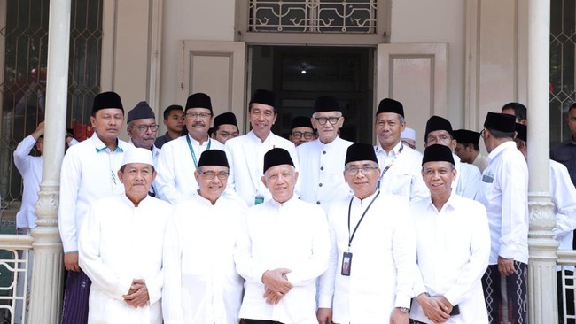 Ketua PBNU Umarsyah mengatakan pertemuan Jokowi dengan para kiai sepuh itu sebatas silaturahmi. Ia mengklaim tak membahas soal politik praktis.