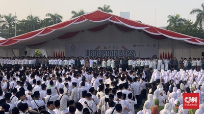 Presiden Indonesia Jokowi memberikan dua sepeda ke dua santri yang hadir di apel peringatan Hari Santri 2023 di Tugu Pahlawan, Surabaya, pada Minggu (22/10).