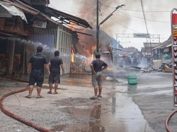 4 Kios di Pasar Limpung Batang Terbakar
