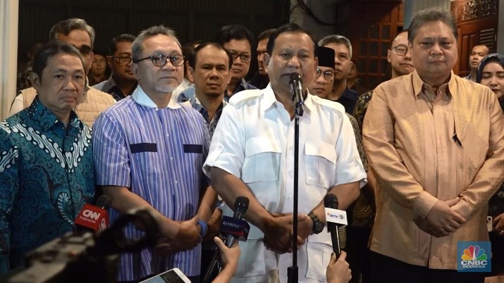 Prabowo Subianto resmi mengumumkan Gibran Rakabuming sebagai bakal cawapres yang akan mendampinginya. Gibran adalah Walikota Surakarta yang juga putra sulung Presiden Joko Widodo.