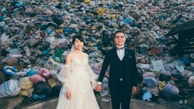 FOTO: Pasangan di Taiwan Bikin Foto Prewed di Depan Tumpukan Sampah