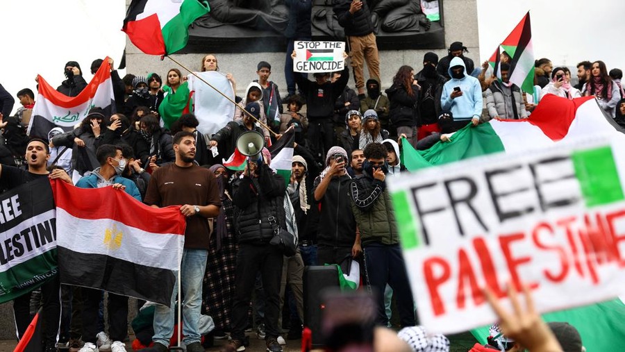 Ribuan Orang Ikuti Aksi Bela Palestina di London A demonstrator holds a sign, at a protest in solidarity with Palestinians in Gaza, amid the ongoing conflict between Israel and the Palestinian Islamist group Hamas, in London, Britain, October 21, 2023. REUTERS/Hannah McKay TPX IMAGES OF THE DAY