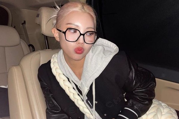 Selain dance, Simeez juga terjun ke dunia bisnis. Ia telah memiliki brand sepatu bernama SSIMEEZ./ foto: instagram.com/_simeez