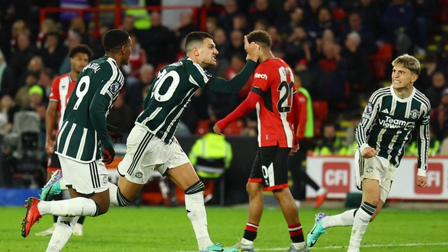 Manchester United meraih kemenangan 2-1 atas tim promosi Sheffield United pada pekan kesembilan Liga Inggris.
