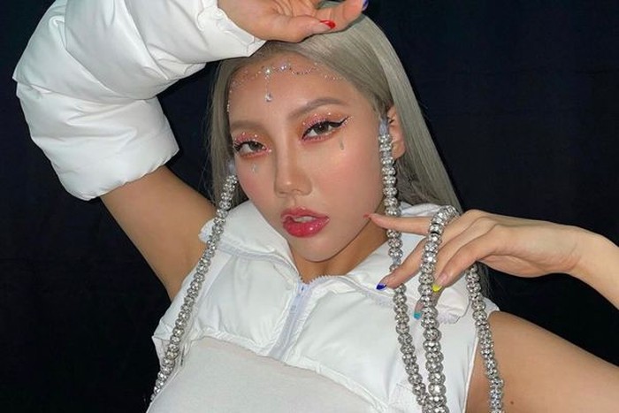 Simeez lahir dengan nama lengkap Shim Heejeong pada tanggal 4 April 1996./ foto: instagram.com/_simeez