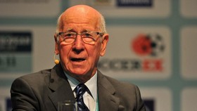 Sir Bobby Charlton, Pahlawan Legendaris Man Utd
