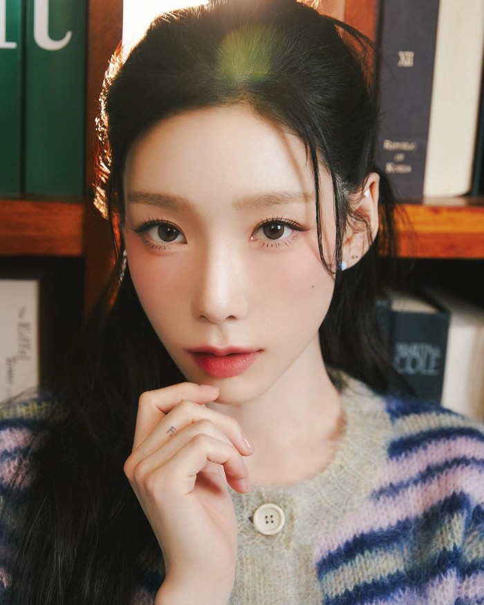 Taeyeon belum lama ini kembali membuat publik terpesona dengan kecantikan alaminya sama sekali tak lekang oleh waktu dalam pemotretan terbaru berkonsep 'High-Teen' bersama Benefit Cosmetics, Beauties./ Foto: instagram.com/benefitcosmeticskorea