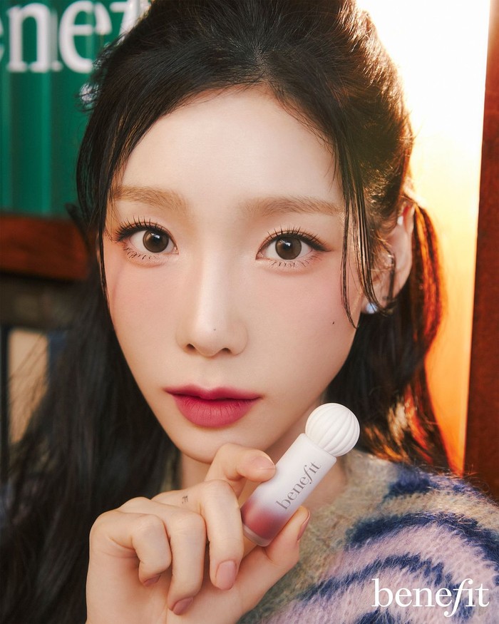Tak hanya koleksi tint terbaru yang menyita atensi, publik pun turut dibuat kagum dengan kecantikan Taeyeon yang tak banyak berubah meskipun usianya telah menginjak 30-an namun visualnya masih cocok dengan konsep high-teen./ Foto: instagram.com/taeyeon_ss