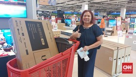 Pengunjung Borong TV saat Transmart Full Day Sale
