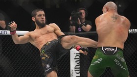 FOTO: Tendangan Maut Islam Makhachev Bikin Volkanovski KO