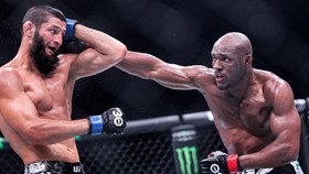 Tangan Retak Sejak Ronde 1, Khamzat Tetap Kalahkan Kamaru Usman