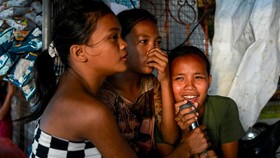 FOTO: Tak Cuma di Indonesia, Karaoke Juga Menjamur di Filipina
