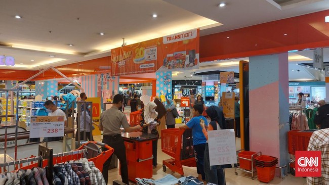 Transmart kembali dengan pesta diskon sehariannya bertajuk Full Day Sale hari ini, Minggu (29/10) berlaku di seluruh gerai se-Indonesia.