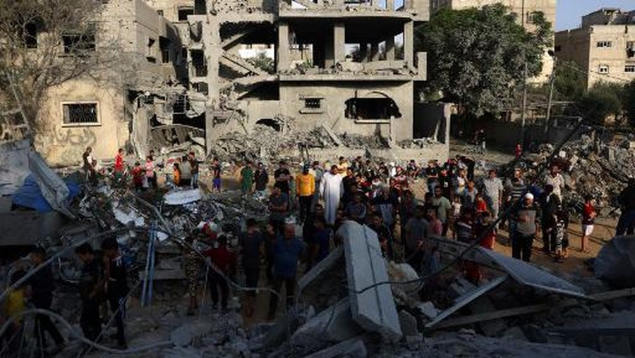 Warga Palestina mengecek dampak kerusakan akibat serangan israel di Rafah pada 22 Oktober Palestinians inspect the damage after overnight Israeli strikes on Rafah in the southern Gaza Strip on October 22, 2023 amid the ongoing battles between Israel and Palestinian groups. Overnight raids on the Gaza Strip killed at least 55 people, the Hamas government said on October 22, after Israel announced it was stepping up strikes. (Photo by SAID KHATIB / AFP)