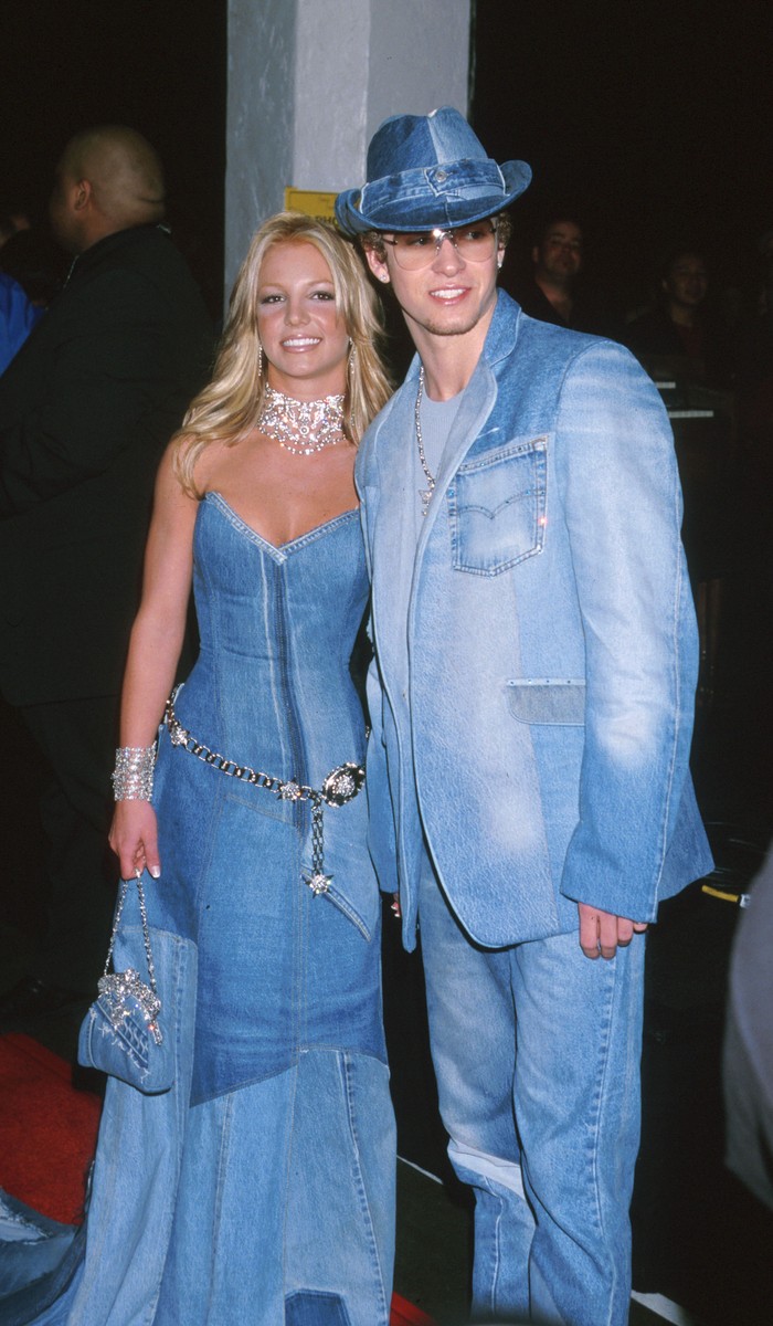Penggemar baik Britney maupun Justin mungkin masih ingat dengan outfit couple mereka berikut ini. Seragam mengenakan head-to-toe denim, gaya mereka di American Music Awards 2001 sulit dilupakan. / Foto: WireImage/Jeffrey Mayer