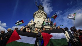 FOTO: Aksi Dukung Palestina Menggema di Penjuru Dunia