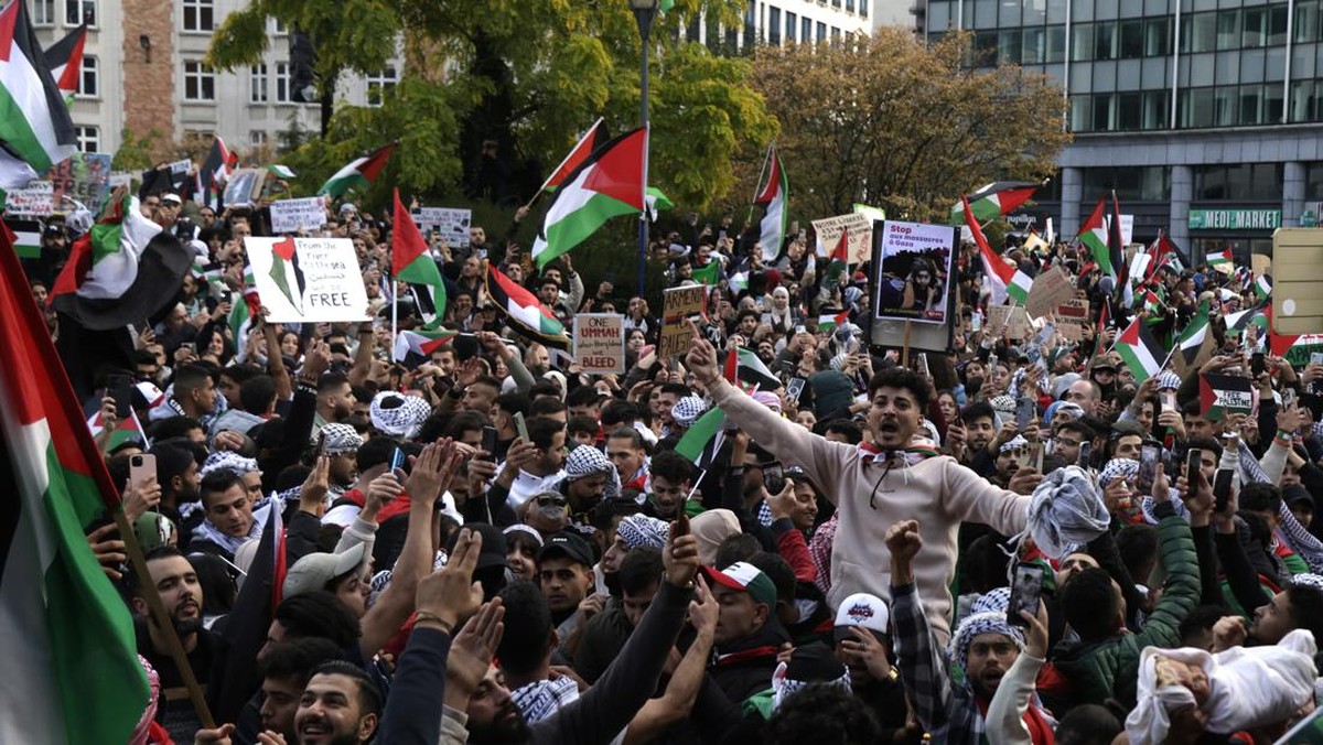 FOTO: Aksi Dukung Palestina Menggema di Penjuru Dunia