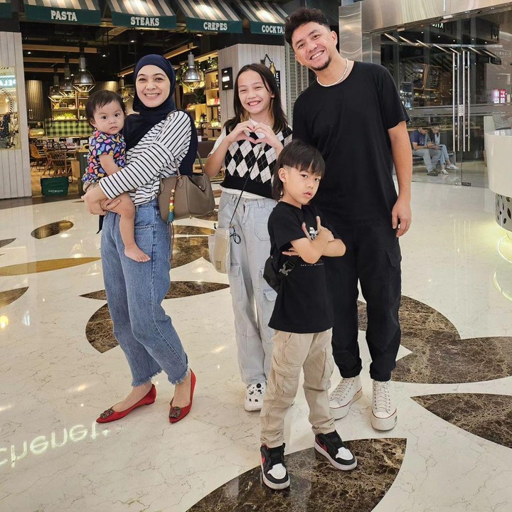 <p>Dian Ayu Lestari menikah dengan Ananda Omesh pada tahun 2012. Setelah menikah, keduanya pun dikaruniai tiga orang anak dengan diberi nama yang sangat unik, Bunda. (Foto: Instagram: @dianayulestari)</p>