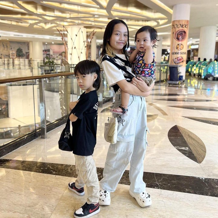 <p>Dalam beberapa kesempatan, terlihat Embun menggendong Bulan dengan penuh kehati-hatian. Embun juga mendekat Bulan dengan penuh sayang. (Foto: Instagram: @dianayulestari)</p>