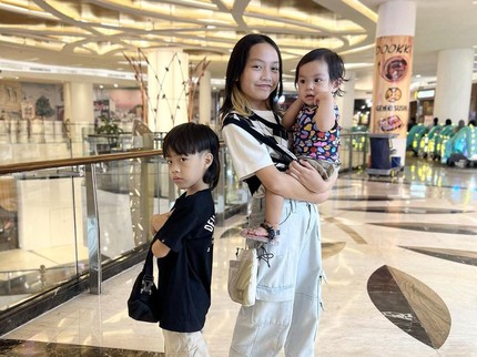 Gemas! 7 Potret Bulan Anak Ketiga Dian Ayu dan Omesh Sering Digendong Sang Kakak