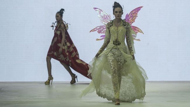 Jakarta Fashion Week (JFW) 2024 resmi dibuka pada Senin (23/10). Pekan mode ini dibuka dengan parade alumni Lomba Perancang Mode (LPM).