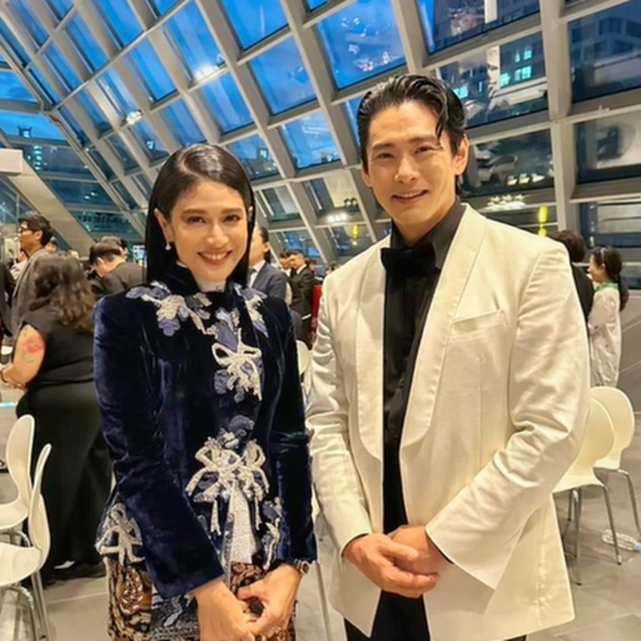 <p>Momen tersebut ia bagikan dalam akun TikTok pribadi. "Orang-orang yang saya temui di Busan #busaninternationalfilmfestival2023 #gadiskreteknetflix #gadiskretekinbiff2023," tulisnya. (Foto: TikTok @therealdisastr)<br /><br /><br /></p>