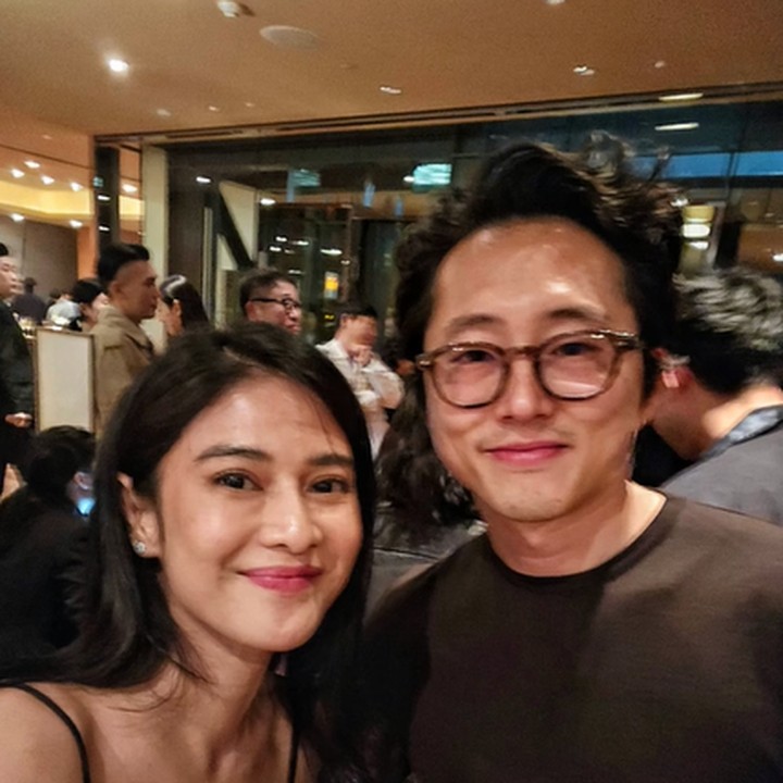 <p>Aktris Dian Sastrowardoyo ikut menghadiri acara di Busan, Korea Selatan. Dalam acara Busan International Film Festival 2023, ia berkesempatan untuk bertemu dengan beberapa aktris dan aktor Korea. (Foto: TikTok @therealdisastr)<br /><br /><br /></p>