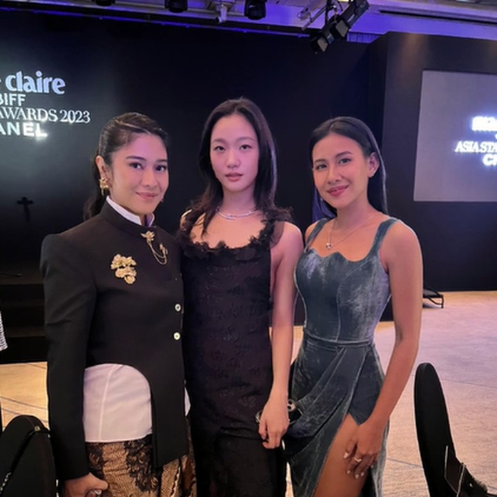 <p>Selain itu ada pula momen Dian bersama aktris Kim Go Un nih, Bunda. Di sini, aktris Shenina Cinnamon juga terlihat berpose bersama.(Foto: TikTok @therealdisastr)<br /><br /><br /></p>