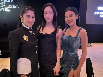 6 Potret Dian Sastrowardoyo Bersama Artis Korea, Kim Go Eun hingga Song Joong Ki