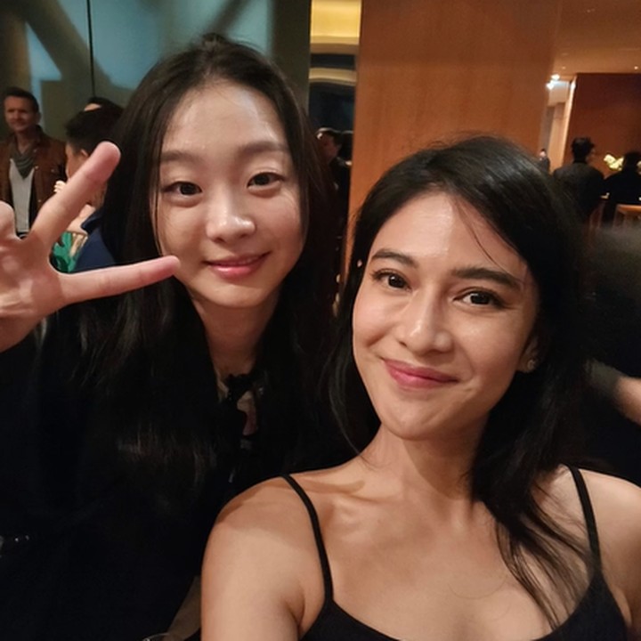 <p>Selanjutnya, Dian Sastrowardoyo juga melakukan selfie dengan Kim Dami. Bintang drakor<em> Our Beloved Summer</em> ini tampak ceria, ya?(Foto: TikTok @therealdisastr)<br /><br /><br /></p>