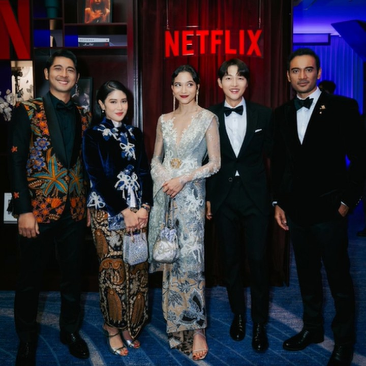 <p>Terakhir, Dian Sastro bersama beberapa selebriti Tanah Air mengabadikan momen bersama aktor Song Joong Ki. Dalam potret ini, tampak Putri Marino, Ario Bayu, dan Arya Saloka. (Foto: TikTok @therealdisastr)</p>