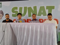 Saat Dimas Seto, Arie Untung, dan Teuku Wisnu Fasilitasi Anak-anak untuk Sunat Gratis