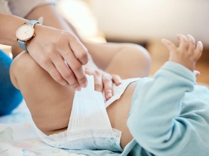 7 Penyebab BAB Bayi Berwarna Hijau dan Cara Mengatasinya