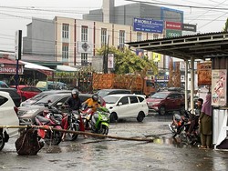 Cuaca Makassar Turun Hujan Deras di Wilayah NTI Jalan Perintis Kemerdekaan