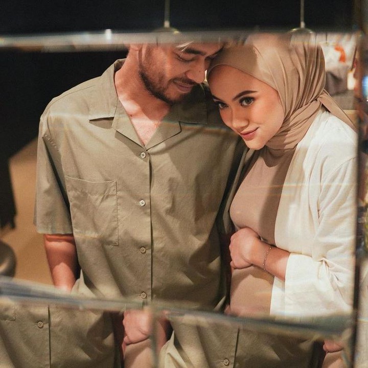 <p>Jelang persalinan Wafda dan dan istrinya yang berprofesi sebagai dokter gigi sempat melakukan maternity shoot. Pemotretan ini dilakukan dengan konsep yang sangat sederhana, tapi tak mengurangi aura kebahagian yang terpancar dari keduanya. (Foto: Instgram: @safirakma)</p>