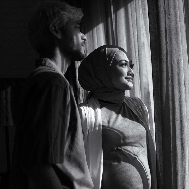 <p><em>Baby bump</em> Safira juga sudah terlihat sangat jelas, mengingat usia kandungannya yang semakin besar. Menjelang persalinan, pasangan ini mulai mengikuti kelas persiapan melahirkan bersama bidan. (Foto: Instagram: @safirakma)</p>