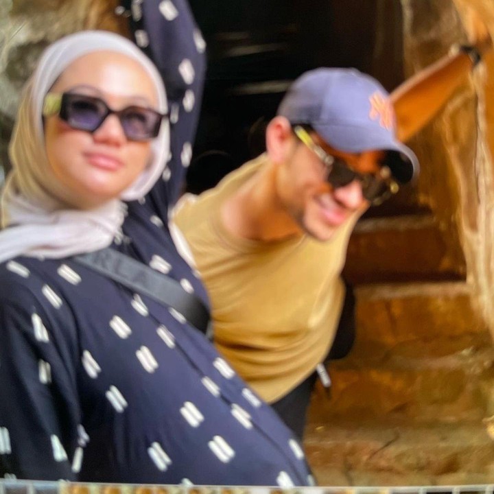 <p>Safira dan Wafda mengumumkan kabar kehamilan anak pertama mereka ini lewat akun Instagram pada Februari lalu. Keduanya kerap membagikan perkembangan kehamilan ini di media sosil. Belum lama ini, Wafda mengunggah fotonya bersama sang istri yang sudah hamil besar. (Foto: Instagram @wafda90)</p>