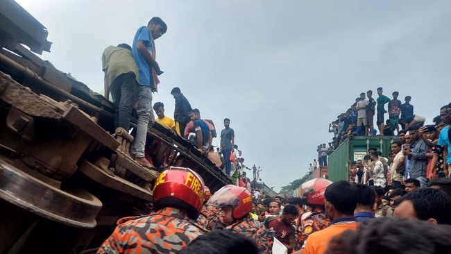 Lebih dari 17 orang tewas dan 100 orang terluka imbas dua kereta, barang dan penumpang, tabrakan di Bangladesh. Korban diperkirakan bertambah. 