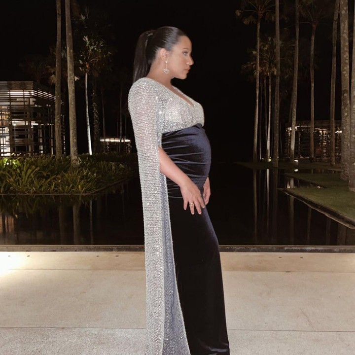 <p>"Membawa <em>baby bump</em> ini saat bekerja," tulisnya dalam sebuah unggahan di media sosial dengan mengenakan gaun bernuansa silver dan hitam. (Foto: Instagram: @angelpieters)</p>