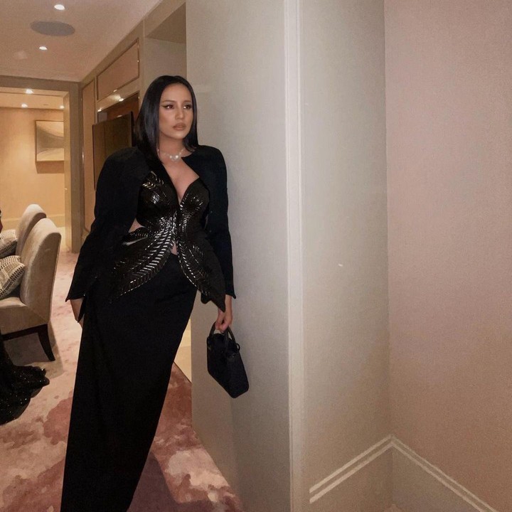 <p>Kabar kehamilan ini mulai dibagikan oleh Angel pada bulan September. Ia pun terlihat memarkan baby bump-nya kala bekerja. (Foto: Instagram: @angelpieters)</p>