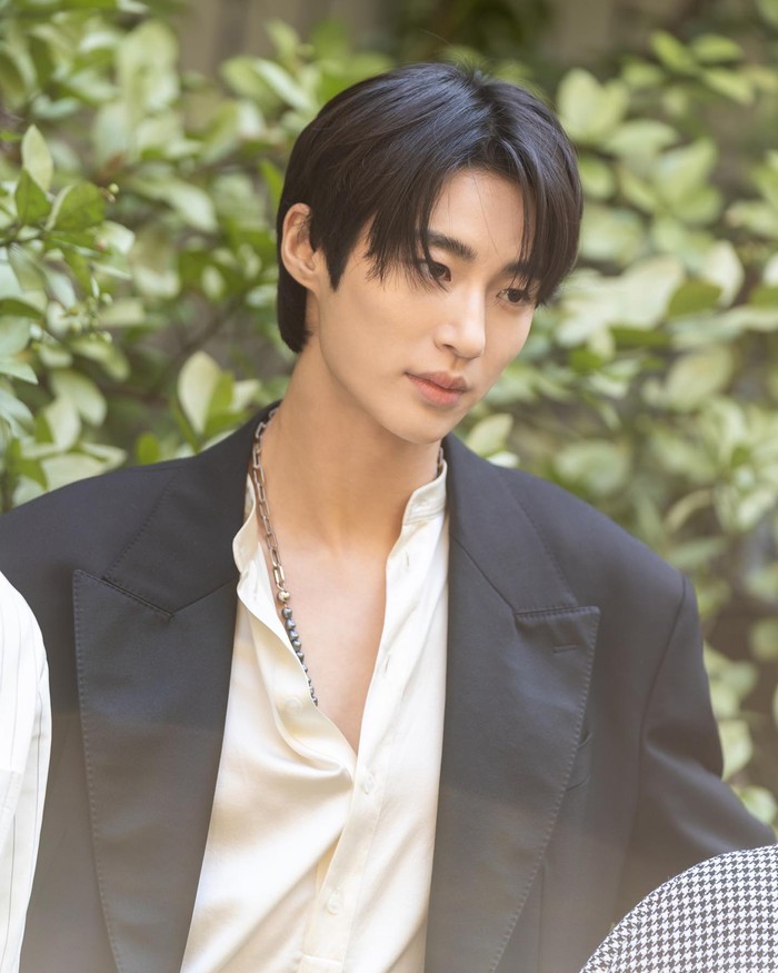 Kendati karakternya yang red flag, banyak penggemar yang terpukau dengan visual Byeon Woo Seok. Apalagi ketika memakai setelan jas rapi dengan comma hair yang menawan./ Foto: instagram.com/byeonwooseok