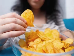 Keripik Kentang Lewat Tanggal Kedaluwarsa, Masih Aman Dimakan?