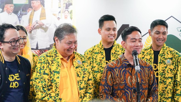 Ketua Umum Partai Golkar Airlangga Hartarto dan Wali Kota Surakarta Gibran Rakabuming usai rapimnas Partai Golkar. (X/airlangga_hrt)