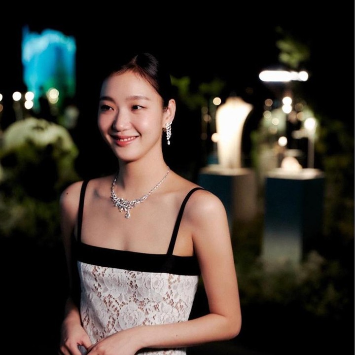 <p>Kim Go Eun menduduki posisi ke-9 sebagai artis Korea tercantik di King Choice, Bunda. Dalam potret ini, ia tampil memesona dengan balutan gaun. (Foto: Instagram @ggonekim) </p>