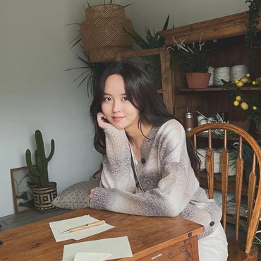 Cerita Kocak Kim So Hyun di Balik Follow Akun Fans D.O. EXO