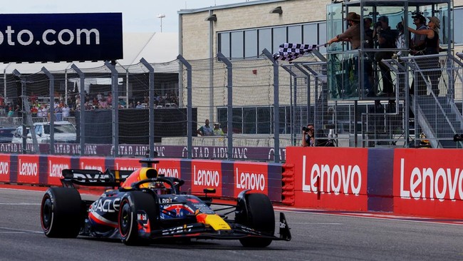 Pembalap Red Bull Racing Max Verstappen keluar sebagai pemenang Formula 1 GP Amerika Serikat di Circuit of the Americas, Senin (23/10) dini hari WIB.
