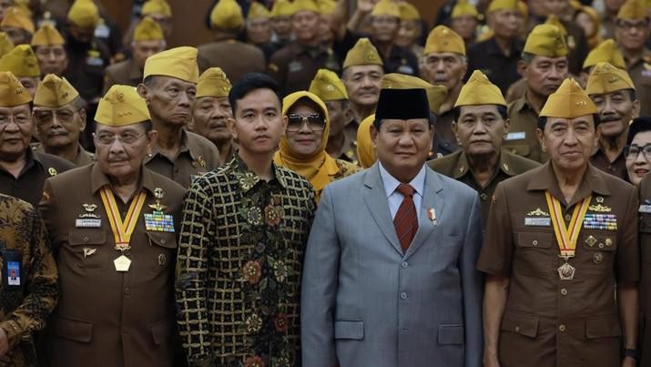 Menhan Prabowo dan Wali Kota Solo Gibran hadiri Hari Veteran Nasional di UNS. (Dok. Tim Media Prabowo Subianto)